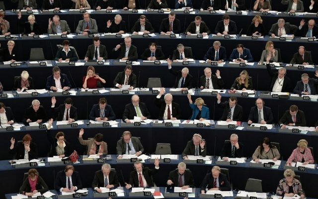 Les membres du Parlement européen participent à une séance de vote au Parlement européen à Strasbourg, en France, le 2 février 2016 (Crédit : AFP / Frederick Florin)