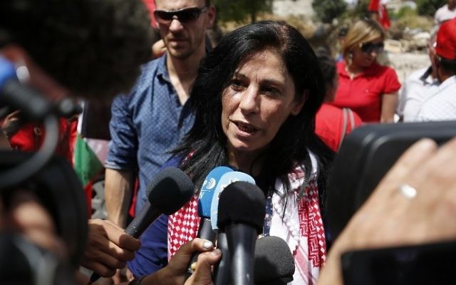 Khalida Jarrar, députée palestinienne, à Ramallah, en Cisjordanie, après sa libération d'une prison israélienne, le 3 juin 2016. (Crédit : Abbas Momani/AFP) Khalida Jarrar, députée palestinienne, à Ramallah, en Cisjordanie, après sa libération d'une prison israélienne, le 3 juin 2016. (Crédit : Abbas Momani/AFP)