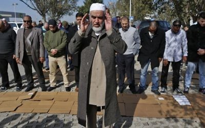 Le cheikh arabe israélien Raed Saleh, chef de la Branche nord du Mouvement islamique en Israël, un mouvement radical, avec ses partisans à Umm al-Fahm, après sa libération de prison, le 17 janvier 2017. (Crédit : Ahmad Gharabli/AFP)