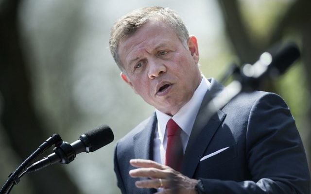 Le roi Abdallah II de Jordanie lors d'une conférence de presse avec le président américain Donald Trump au Rose Garden à la Maison Blanche, le 5 avril 2017 (Crédit : AFP Photo / Brendan Smialowski)