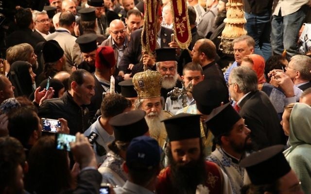 Théophile III, patriarche grec orthodoxe de Jérusalem, pendant la cérémonie de Pâques au sein de l'église du Saint-Sépulcre, à Jérusalem, le 15 avril 2017. (Crédit : Gali Tibbon/AFP) Théophile III, patriarche grec orthodoxe de Jérusalem, pendant la cérémonie de Pâques au sein de l'église du Saint-Sépulcre, à Jérusalem, le 15 avril 2017. (Crédit : Gali Tibbon/AFP)