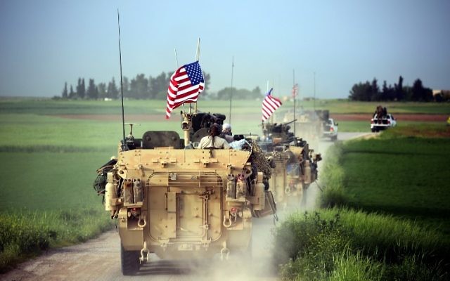 Forces américains, accompagnées des Unités de protection du peuple kurdes (YPG), près du village de Darbasiya, dans le nord de la Syrie, le 28 avril 2017. (Crédit : Delil Souleiman/AFP) Forces américains, accompagnées des Unités de protection du peuple kurdes (YPG), près du village de Darbasiya, dans le nord de la Syrie, le 28 avril 2017. (Crédit : Delil Souleiman/AFP)