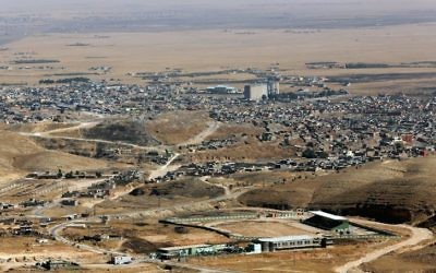 Une photo prise le 17 aopût 2015 montre une vue générale de la ville de Sinjar, dans le nord de l'Irak, à l'ouest de Mossoul (Crédit : SAFIN HAMED/AFP PHOTO)