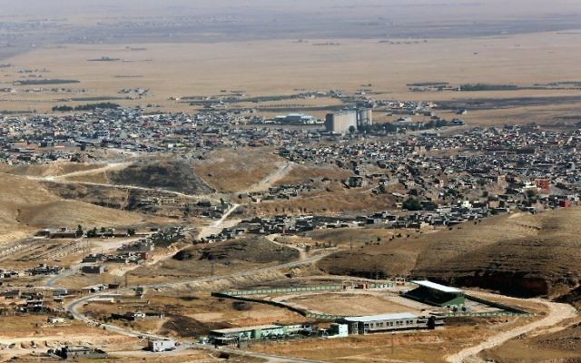Une photo prise le 17 aopût 2015 montre une vue générale de la ville de Sinjar, dans le nord de l'Irak, à l'ouest de Mossoul (Crédit : SAFIN HAMED/AFP PHOTO)