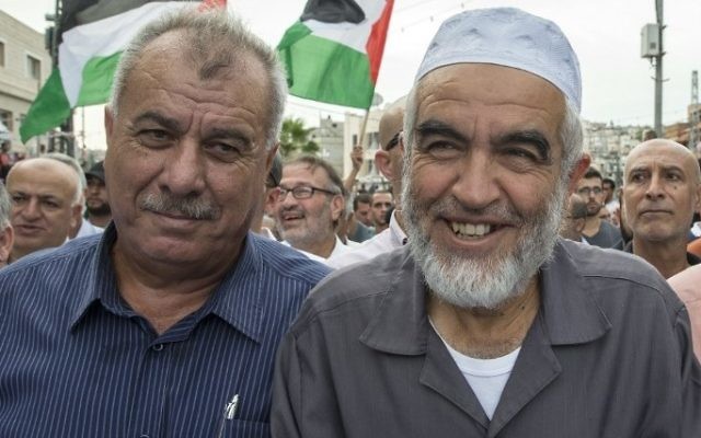 Raed Saleh, à droite, chef de la Branche nord du Mouvement islamique, et l'ancien député arabe Mohammad Barakeh pendant une manifestation à Sakhnin, le 13 octobre 2015. (Crédit : Jack Guez/AFP) Raed Saleh, à droite, chef de la Branche nord du Mouvement islamique, et l'ancien député arabe Mohammad Barakeh pendant une manifestation à Sakhnin, le 13 octobre 2015. (Crédit : Jack Guez/AFP)