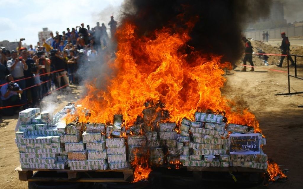 Mise à feu, par le Hamas, du cannabis et des médicaments confisqués depuis le début de l'année, le 11 mai 2017. (Crédit : Mohammed Abed/AFP) Mise à feu, par le Hamas, du cannabis et des médicaments confisqués depuis le début de l'année, le 11 mai 2017. (Crédit : Mohammed Abed/AFP)