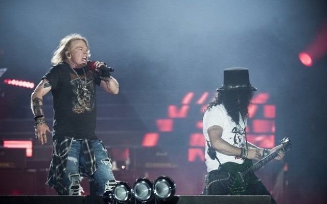 Axl Rose (à gauche), leader du groupe de rock Guns N 'Roses, avec le groupe Slash au Parken Stadium, Copenhague, Danemark, le 27 juin 2017 (Crédit : AFP / Mads Joakim Rimer Rasmussen) Axl Rose (à gauche), leader du groupe de rock Guns N 'Roses, avec le groupe Slash au Parken Stadium, Copenhague, Danemark, le 27 juin 2017 (Crédit : AFP / Mads Joakim Rimer Rasmussen)