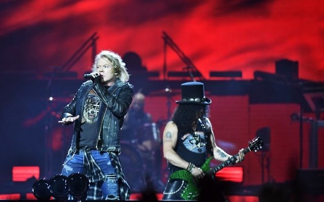 Axl Rose, à gauche, chanteur, et Slash, guitariste du groupe américain Guns N' Roses, en concert à Stockholm, en Suède, le 29 juin 2017. (Crédit : Vilhelm Stokstad/TT News Agency/AFP)