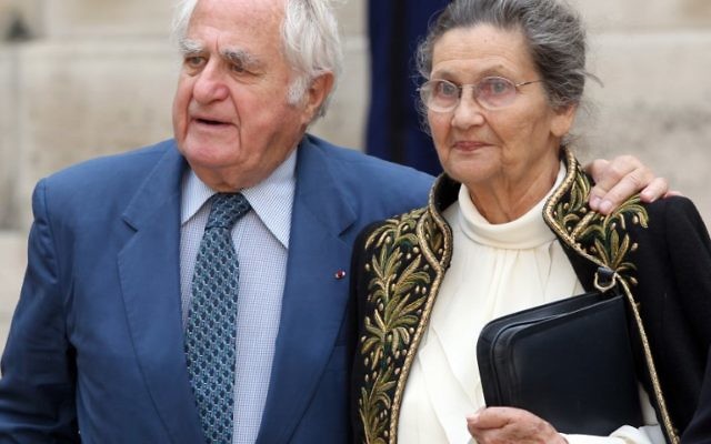 Antoine et Simone Veil, devant l'Institut de France, à Paris, le 16 juin 2011. (Crédit : Thomas Samson/AFP) Antoine et Simone Veil, devant l'Institut de France, à Paris, le 16 juin 2011. (Crédit : Thomas Samson/AFP)