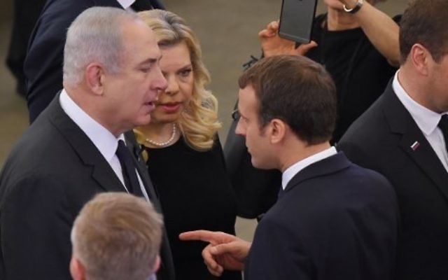 Le président français Emmanuel Macron (au milieu) avec le Premier ministre Benjamin Netanyahu (à gauche) et son épouse Sara (à gauche) au Parlement européen à Strasbourg, en France, le 1er juillet 2017 (Crédit : AFP Photo / Patrick Hertzog) Le président français Emmanuel Macron (au milieu) avec le Premier ministre Benjamin Netanyahu (à gauche) et son épouse Sara (à gauche) au Parlement européen à Strasbourg, en France, le 1er juillet 2017 (Crédit : AFP Photo / Patrick Hertzog)