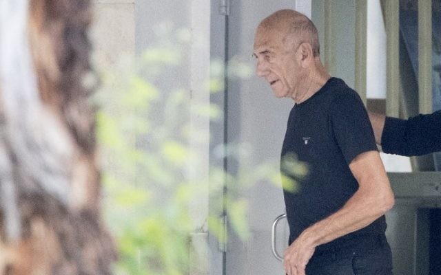 Ehud Olmert, ancien Premier ministre, à sa libération de la prison Maasiyahu de Ramle, le 2 juillet 2017. (Crédit : Jack Guez/AFP) Ehud Olmert, ancien Premier ministre, à sa libération de la prison Maasiyahu de Ramle, le 2 juillet 2017. (Crédit : Jack Guez/AFP)