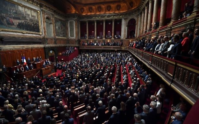 Les membres du Sénat et de l'Assemblée nationale observent une minute de silence en hommage à Simone Veil au Palais de Versailles, le 3 juillet 2017. (Crédit : AFP PHOTO / POOL / Eric FEFERBERG)