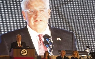 L'ambassadeur américain David Friedman, à gauche, lors des des festivités de l'Indépendance des Etats-Unis, à la résidence de l'ambassadeur, à Herzilya Pituah le 3 juillet 2017. (Crédit : AFP / Heidi Levine)