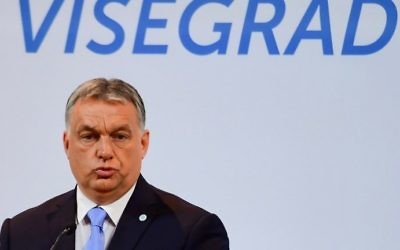 Le Premier ministre hongrois Viktor Orban en conférence de presse à Budapest, le 4 juillet 2017. (Crédit : Attila Kisbenedek/AFP)