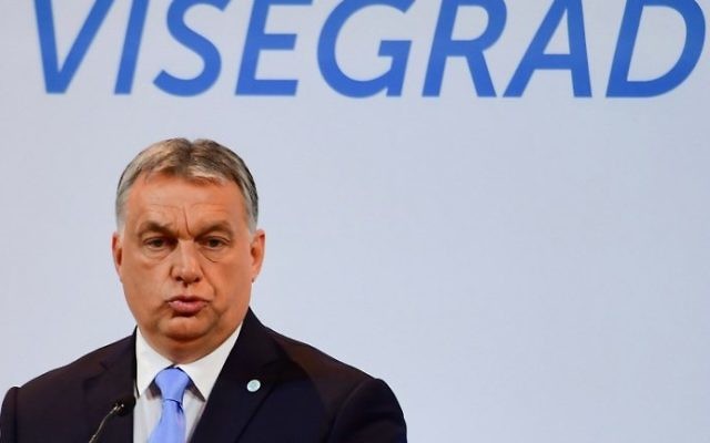 Le Premier ministre hongrois Viktor Orban en conférence de presse à Budapest, le 4 juillet 2017. (Crédit : Attila Kisbenedek/AFP)