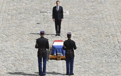 Emmanuel Macron rend hommage à Simone Veil, aux Invalides, à Paris, le 5 juillet 2017. (Crédit : AFP PHOTO / ALAIN JOCARD