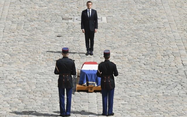 Emmanuel Macron rend hommage à Simone Veil, aux Invalides, à Paris, le 5 juillet 2017. (Crédit : AFP PHOTO / ALAIN JOCARD