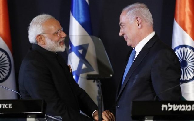 Le Premier ministre Benjamin Netanyahu, à droite, avec son homologue indien Narendra Modi, à Jérusalem, le 5 juillet 2017. (Crédit : Thomas Coex/AFP) Le Premier ministre Benjamin Netanyahu, à droite, avec son homologue indien Narendra Modi, à Jérusalem, le 5 juillet 2017. (Crédit : Thomas Coex/AFP)