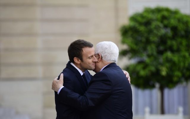 Emmanuel Macron et Mahmoud Abbas à l'Élysée le 5 juillet 2017 (Crédit : AFP / Martin BUREAU)