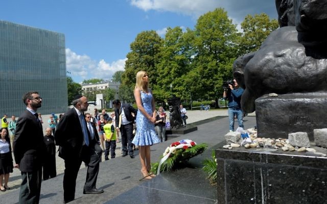 Ivanka Trump e Michael Schudrich, grand rabbin de Pologne, 2e à gauche, devant le monument aux héros du ghetto de Varsovie, le 6 juillet 2017. (Crédit : Przemyslaw Piatkowski/PAP/AFP) Ivanka Trump e Michael Schudrich, grand rabbin de Pologne, 2e à gauche, devant le monument aux héros du ghetto de Varsovie, le 6 juillet 2017. (Crédit : Przemyslaw Piatkowski/PAP/AFP)