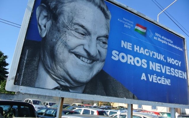 Une affiche de la campagne du gouvernement hongrois contre le milliardaire juif américain George Soros, à Szekesfehervar, le 6 juillet 2017. (Crédit : Attila Kisbenedek/AFP) Une affiche de la campagne du gouvernement hongrois contre le milliardaire juif américain George Soros, à Szekesfehervar, le 6 juillet 2017. (Crédit : Attila Kisbenedek/AFP)