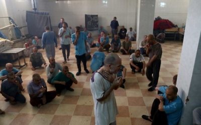 Des patients syriens dans une chambre dans un hôpital psychiatrique - la seule installation de ce genre dans le nord de la Syrie - dans la ville d'Azaz, près de la frontière avec la Turquie, le 6 juillet 2017 (Crédit : AFP PHOTO / Nazeer al-Khatib) Des patients syriens dans une chambre dans un hôpital psychiatrique - la seule installation de ce genre dans le nord de la Syrie - dans la ville d'Azaz, près de la frontière avec la Turquie, le 6 juillet 2017 (Crédit : AFP PHOTO / Nazeer al-Khatib)