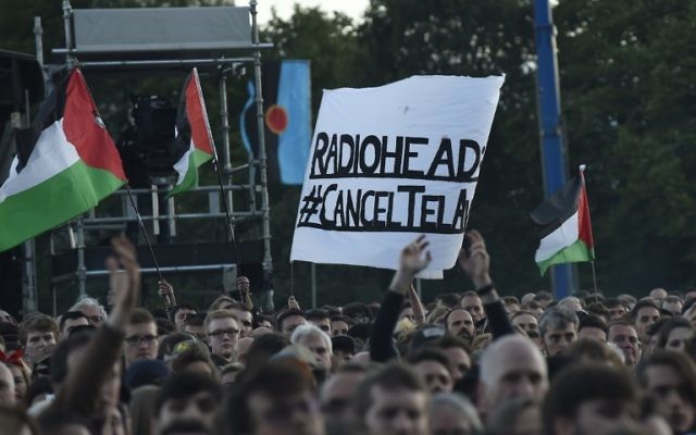 Des manifestants pro-palestiniens protestent contre le concert prévu par Radiohead à Tel Aviv alors que le groupe occupe la scène principale du festival TRNSMT de Glasgow, le 7 juillet 2017 (Crédit :  Andy Buchanan/Digital/AFP)