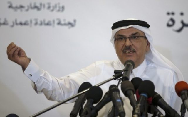 L'ambassadeur du Qatar à Gaza Mohammed al-Amadi parle lors d'une conférence de presse avec Nicholai Mladenov, le Coordonnateur spécial des Nations Unies pour les Nations unies pour le processus de paix au Moyen-Orient, dans la ville de Gaza, le 11 juillet 2017. (Crédit ; AFP / Mahmud Hams)