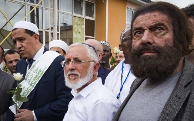 Marek Halter (d), Jacob Monsonégo, Hassen Chalgoumi (2nd g) devant l'école Ohr Torah, où Mohamed Merah a assassiné le rabbin Jonathan Sandler et deux de ses enfants, Gabriel, 3 ans, et Aryeh, 6 ans ainsi qu’une autre petite fille de 8 ans, Myriam Monsonégo en mars 2012, le 12 juillet 2017 à Toulouse, (Crédit : AFP / Eric CABANIS)