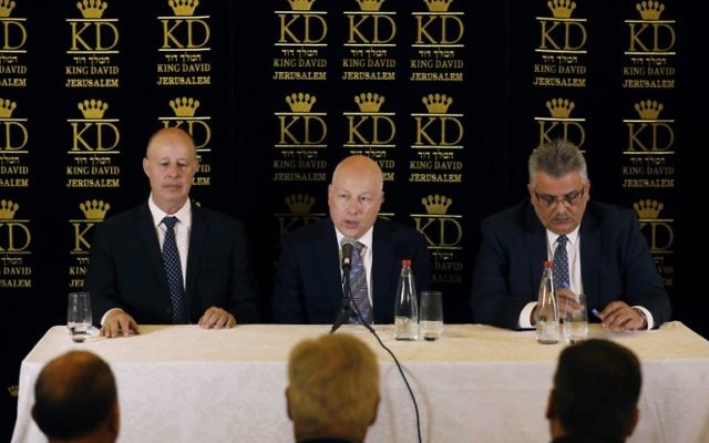 Jason Greenblatt, au centre, envoyé spécial du président américain, Tzachi Hanegbi, à gauche, ministre de la Coopération régionale et Mazen Ghuneim, responsable de l'Autorité de l'eau de l'AP, à Jérusalem, le 13 juillet 2017 (Crédit : Ronen Zvulun/Pool/AFP)