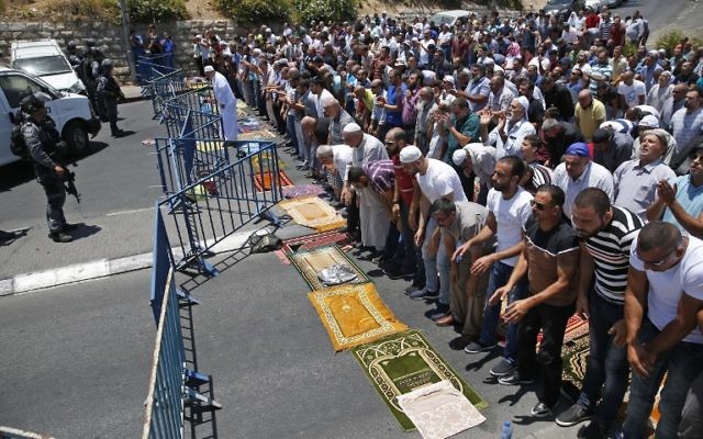 Prière de fidèles musulmans dans une rue proche de la porte des Lions, près du mont du Temple, le 14 juillet 2017. ILLUSTRATION. (Crédit : Ahmad Gharabli/AFP) Prière de fidèles musulmans dans une rue proche de la porte des Lions, près du mont du Temple, le 14 juillet 2017. ILLUSTRATION. (Crédit : Ahmad Gharabli/AFP)