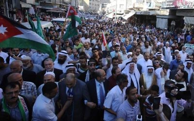 Manifestation contre la fermeture du mont du Temple après la mort de deux policiers israéliens sous les balles de trois terroristes arabes dans la Vieille Ville, à Amman le 15 juillet 2017. (Crédit : Khalil Mazraawi/AFP)