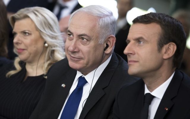 De gauche à droite : Sara Netanyahu, le Premier ministre Benjamin Netanyahu et le président français Emmanuel Macron au 75e anniversaire de la rafle du Vél' d'Hiv', à Paris, le 16 juillet 2017. (Crédit : Kamil Zihnioglu/Pool/AFP) De gauche à droite : Sara Netanyahu, le Premier ministre Benjamin Netanyahu et le président français Emmanuel Macron au 75e anniversaire de la rafle du Vél' d'Hiv', à Paris, le 16 juillet 2017. (Crédit : Kamil Zihnioglu/Pool/AFP)