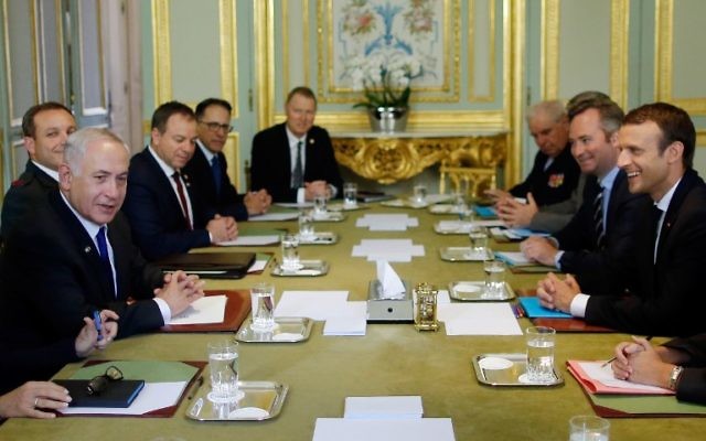 Le président français Emmanuel Macron, à droite, avec le Premier ministre Benjamin Netanyahu au palais de l'Elysée à Paris, le 16 juillet 2017. (Crédit : Stéphane Mahé/Pool/AFP)