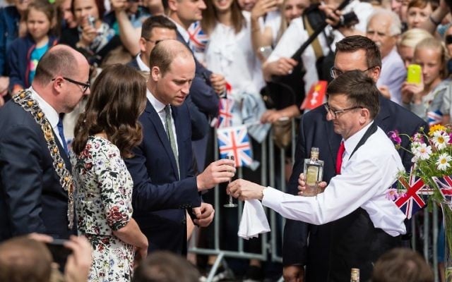 Le prince William Duc de cambridge et son épouse Kate, Duchess de Cambridge, avec le maire de la ville de Gdansk, Rawel Adamowicz, au marché de Gdansk, le 18 juillet 2017. (Crédit : Wojtek Radwanski / AFP)