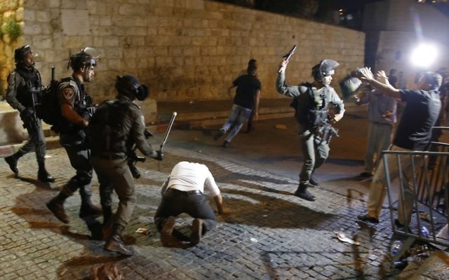 Affrontements entre forces de sécurité israéliennes et manifestants palestiniens devant la porte des Lions de la Vieille Ville de Jérusalem, le 18 juillet 2017. (Crédit : Ahmad Gharabli/AFP)