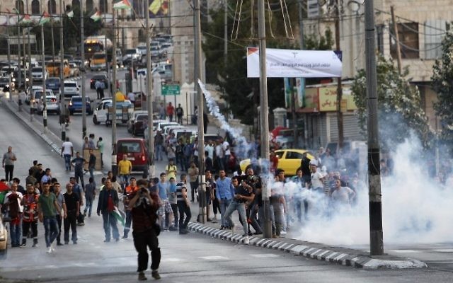 Affrontements entre manifestants palestiniens et forces de sécurité israéliennes à Bethléem, en Cisjordanie, le 19 juillet 2017. Illustration. (Crédit : Musa al-Shaer/AFP)