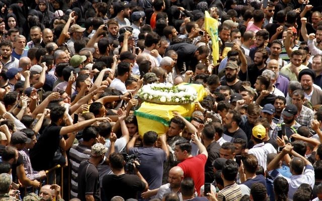 Des partisans et membres du Hezbollah aux funérailles de 6 deux leurs militants tués durant une opération militaire contre les extrémiste à Jouroud Arsaal, à la frontière syrien, le 22 juillet 2017. (Crédit : AFP PHOTO / STRINGER) Des partisans et membres du Hezbollah aux funérailles de 6 deux leurs militants tués durant une opération militaire contre les extrémiste à Jouroud Arsaal, à la frontière syrien, le 22 juillet 2017. (Crédit : AFP PHOTO / STRINGER)