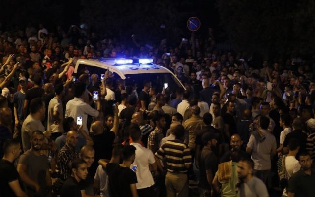 Des manifestants palestiniens tentent de bloquer des voitures de police aux abords de la porte des Lions, entrée principale au complexe du mont du Temple dans la Vieille ville de Jérusalem, le 22 juillet 2017 (Crédit : Ahmad GHARABLI/AFP PHOTO) Des manifestants palestiniens tentent de bloquer des voitures de police aux abords de la porte des Lions, entrée principale au complexe du mont du Temple dans la Vieille ville de Jérusalem, le 22 juillet 2017 (Crédit : Ahmad GHARABLI/AFP PHOTO)