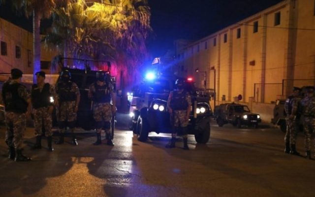 Les forces jordaniennes de sécurité montent la garde aux abords de l'ambassade israélienne à Amman suite à un 'incident', le 23 juillet 2017 (Crédit : JKhalil Mazraawi/AFP PHOTO)