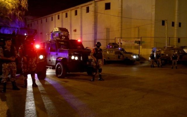 Les forces jordaniennes de sécurité montent la garde aux abords de l'ambassade israélienne à Amman suite à un 'incident', le 23 juillet 2017 (Crédit : JKhalil Mazraawi/AFP PHOTO)