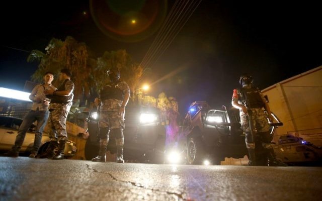 Les forces de sécurité  montent la garde aux abords de l'ambassade israélienne à Amman suite à un 'incident', le 23 juillet 2017 (Crédit : JKhalil Mazraawi/AFP PHOTO)