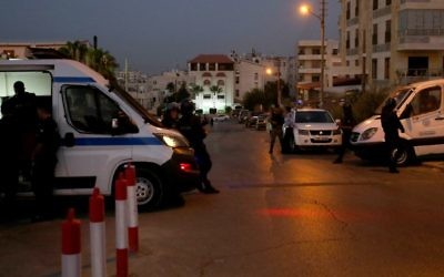 Les forces jordaniennes de sécurité montent la garde aux abords de l'ambassade israélienne à Amman suite à un 'incident', le 23 juillet 2017 (Crédit : JKhalil Mazraawi/AFP PHOTO)