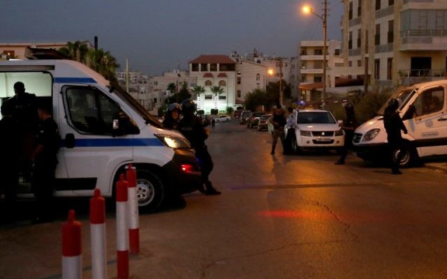 Les forces jordaniennes de sécurité montent la garde aux abords de l'ambassade israélienne à Amman suite à un 'incident', le 23 juillet 2017 (Crédit : JKhalil Mazraawi/AFP PHOTO)