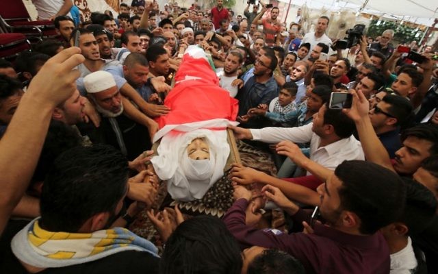 Des milliers de Jordaniens scandent « mort à Israël » lors de l'enterrement de Jawawdeh qui a été abattu par un agent de sécurité de l'ambassade d'Israël, qu'il avait attaqué. (Crédit : AFP / KHALIL MAZRAAWI) Des milliers de Jordaniens scandent « mort à Israël » lors de l'enterrement de Jawawdeh qui a été abattu par un agent de sécurité de l'ambassade d'Israël, qu'il avait attaqué. (Crédit : AFP / KHALIL MAZRAAWI)