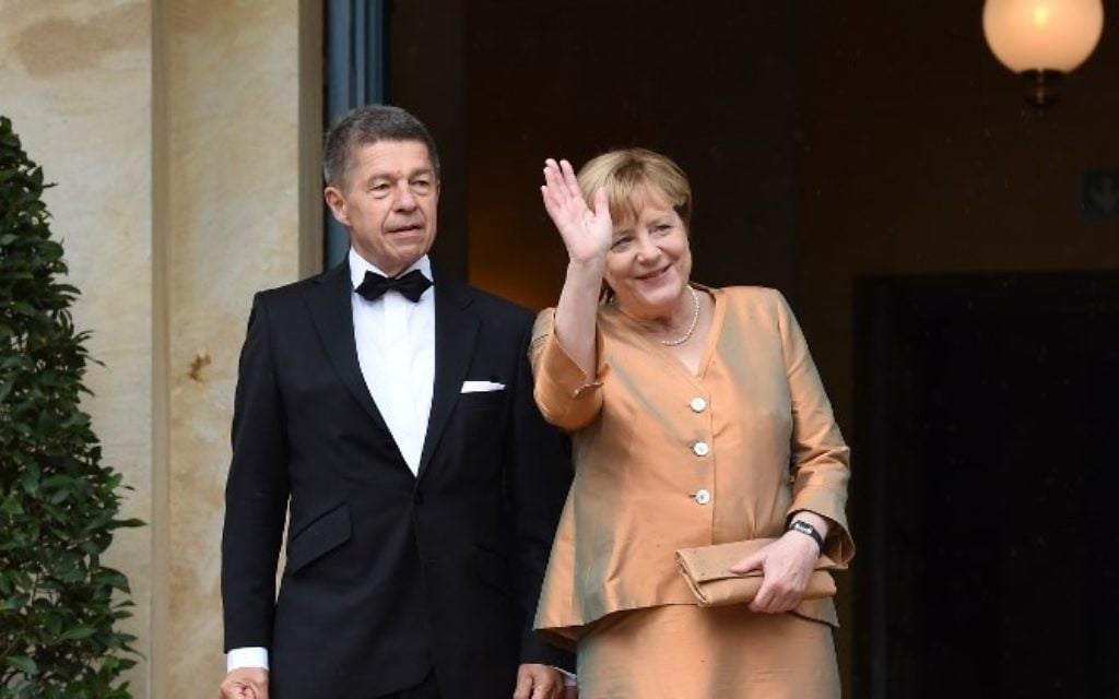 La chancelière allemande Angela Merkel (à droite) et son mari, Joachim Sauer, au Festspielhaus, le 25 juillet 2017 à Bayreuth, au sud de l'Allemagne, avant l'ouverture du festival annuel d'opéra de Bayreuth consacré aux œuvres de Richard Wagner (Crédit : AFP PHOTO / Christof STACHE)
