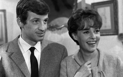 Jean-Paul Belmondo discutant avec Jeanne Moreau à Paris le 1er janvier 1963 (Crédit: AFP PHOTO / STR)
