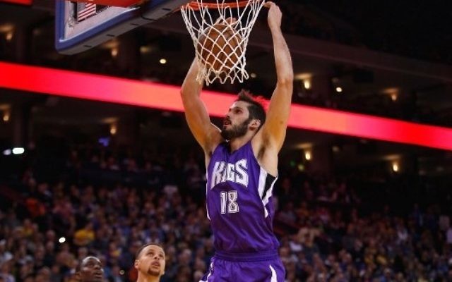 Omri Casspi, n°18 des Sacramento Kings, en décembre 2015. (Crédit : Ezra Shaw/Getty Images/AFP) Omri Casspi, n°18 des Sacramento Kings, en décembre 2015. (Crédit : Ezra Shaw/Getty Images/AFP)