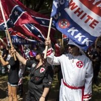 Manifestation du Ku Klux Klan contre le retrait d'une statue équestre du général confédéré Robert Lee d'un jardin public de Charlottesville, en Virginie, le 8 juillet 2017. (Crédit : Chet Strange/Getty Images/AFP)