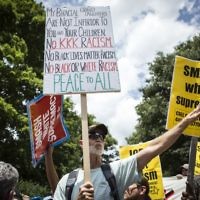 Protestation contre une manifestation du Ku Klux Klan s'opposant au retrait d'une statue équestre du général confédéré Robert Lee d'un jardin public de Charlottesville, en Virginie, le 8 juillet 2017. (Crédit : Chet Strange/Getty Images/AFP)